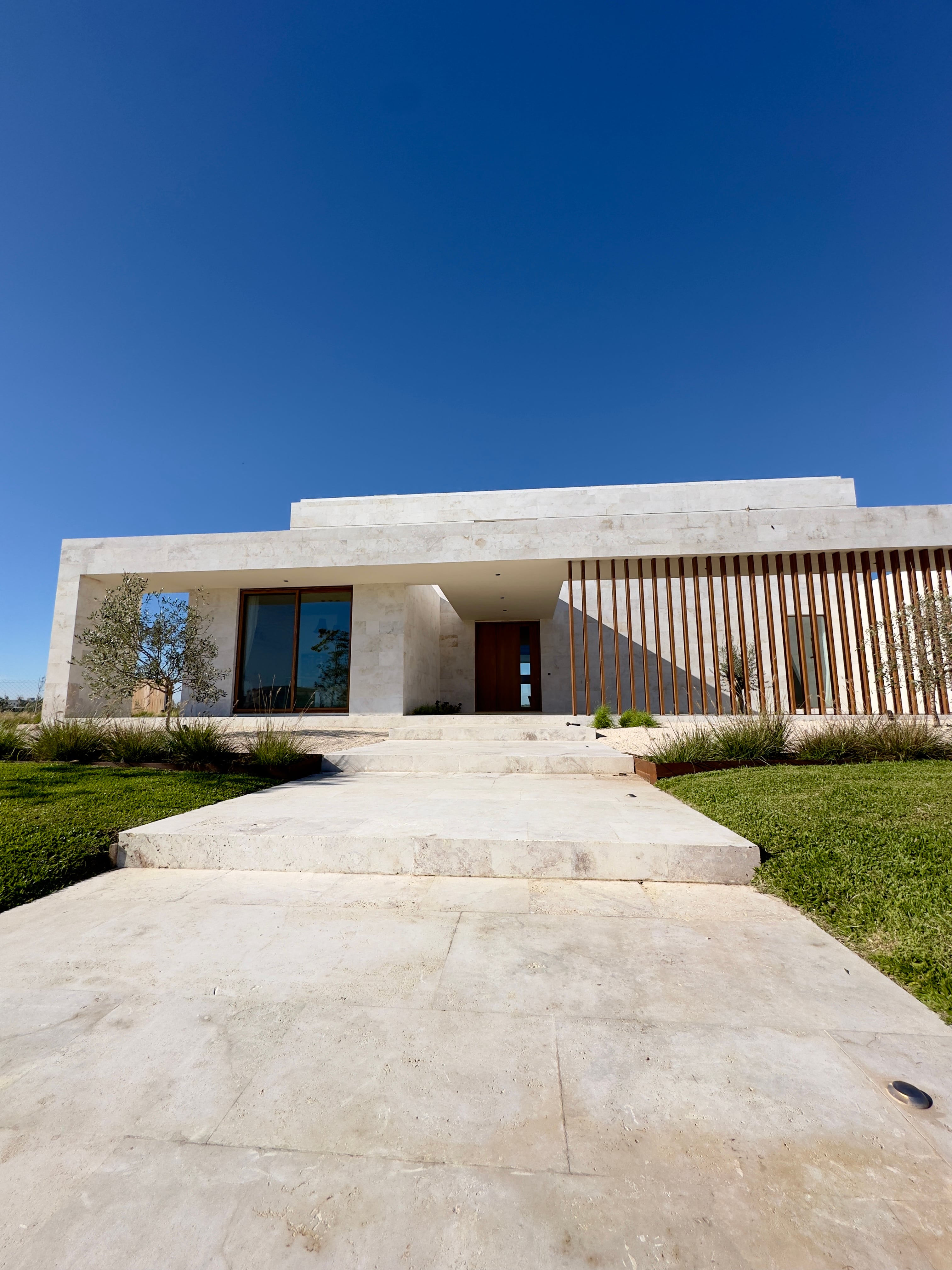 Aberturas premium en fachada residencial clara